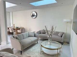 The Grand Royal Kilburn House - 4BR/3BR w Parking - Londra - 2