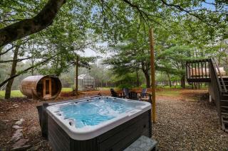 4 Br Mtn Cabin Sauna Hot Tub Fire Pit Putt Putt - 0