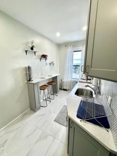 Sunny Jersey City 1BR, 25 min to NYC, 15min to EWR, King Bed, Hammock & Park Views - Jersey City - 3