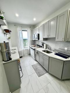 Sunny Jersey City 1BR, 25 min to NYC, 15min to EWR, King Bed, Hammock & Park Views - Jersey City - 2
