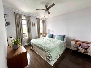 Sunny Jersey City 1BR, 25 min to NYC, 15min to EWR, King Bed, Hammock & Park Views - Jersey City - 0