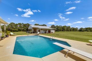 Rustic Getaway with Shared Pool in Kinston! - - 0