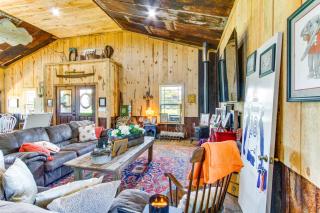 Rustic Getaway with Shared Pool in Kinston! - - 7