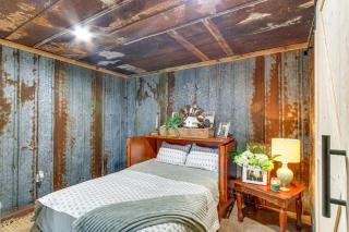 Rustic Getaway with Shared Pool in Kinston! - - 3