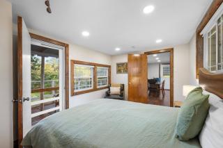 6-min walk to Lake - Home w/Fire-Pit & Pool Table - 6