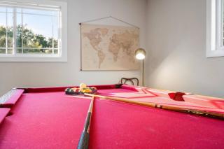 6-min walk to Lake - Home w/Fire-Pit & Pool Table - Marble Falls - 4