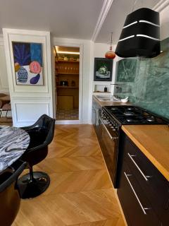 Apparemment luxueux niché dans les arbres - 3