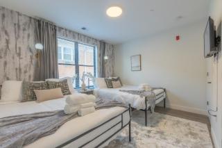 Opulence in Olive 4 bedrooms, 4 baths with 10 beds, Park 2 cars FREE - Orange - 8