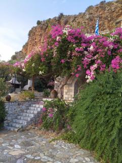 Villa Voukamvilia 3 minutes walk from Beach - Neon Oitilon - 6