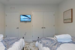Opulence in Olive with Free Parking, 2 BR 2 baths Suite, 5 beds and Sleeps 8 - Orange - 1