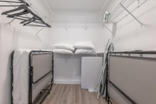 Opulence in Olive with Free Parking, 2 BR 2 baths Suite, 5 beds and Sleeps 8 - Orange - 2