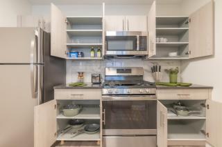 Opulence in Olive with Free Parking, 2 BR 2 baths Suite, 5 beds and Sleeps 8 - Orange - 7