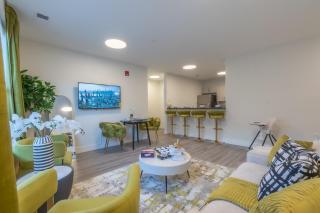 Opulence in Olive with Free Parking, 2 BR 2 baths Suite, 5 beds and Sleeps 8 - Orange - 0