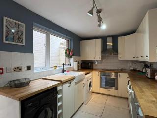 Fabulous Central Belfast Large 4 Bedroom Townhouse - Off Street Parking - Belfast - 0