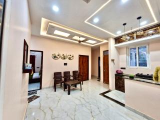 "Krishnam Niwas" in Ayodhya , Family- Friendly Home Near Ram Temple with Kitchen & Parking" - Ayodhya - 1