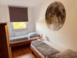 Top - Ambiente, mit Parkettboden und eigenem Balkon - 2
