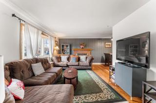 Spacious and Comfy Close to Everything Backyard - 7