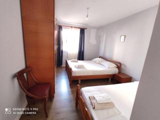 Spacious-Central Apartment - Himarë - 9