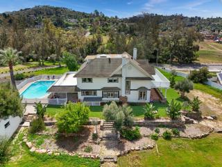 Timeless Retreat Pool Fire Pit Family Haven - 5