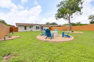 Yard and Furnished Patio San Antonio Bungalow - San Antonio - 0