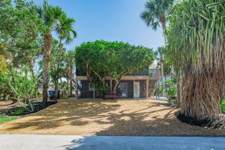 Palmetto Beach Cottage 1 by Sun Palace Vacations - Fort Myers Beach - 6