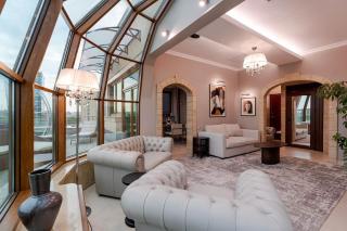 Downtown Skyway Presidential Penthouse w Jacuzzi - Văleni - 5