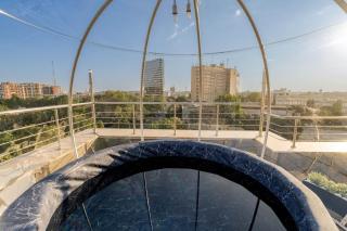 Downtown Skyway Presidential Penthouse w Jacuzzi - Văleni - 2