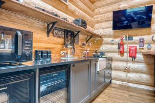 Luxury Log Cabin Sleeps 6 with Private Hot Tub & Scenic Views near Durham & Bishop Auckland - 3