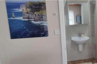 Oyster Hideaway - 1 Bedroom Apartment - Sleeps 2 - Galway - 9