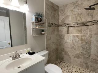 SeaRenity! Beautiful Reno! King bed! Bikes - 6
