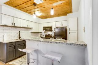 6 Mi to Mercer Botanic Gardens, Sleek Unit w/ Pool - 9