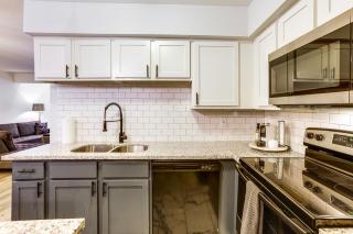 6 Mi to Mercer Botanic Gardens, Sleek Unit w/ Pool - 2