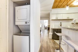 6 Mi to Mercer Botanic Gardens, Sleek Unit w/ Pool - 1