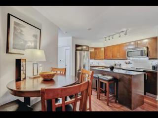 Core Downtown Toronto-8 Sleeper-4 Beds-2 Bathrooms-Washrooms-Free Parking-CN Tower-Ripleys Museum-Blue Jays Stadium In front-Indoor Gym-Swimming Pool-Jacuzzi Sauna-Filter Drinking Water-WiFi - 2