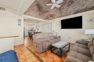 3 Story Home 3BR 2BA with Pool Garage and Rooftop View - 5