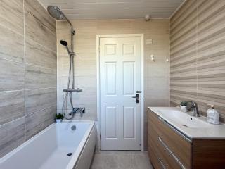 Halsey House Contractor Relocator Family Freeparking - Moffat - 1