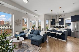 Luxury 2 Bedroom Top Floor Condo In DT Minneapolis, Minutes From Minneapolis Convention Center & US Bank Arena - Minneapolis - 3