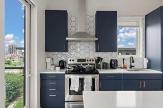 Luxury 2 Bedroom Top Floor Condo In DT Minneapolis, Minutes From Minneapolis Convention Center & US Bank Arena - Minneapolis - 2