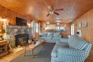 Steps to Lake Cedarville Cabin with Community Perks - Cedarville - 7