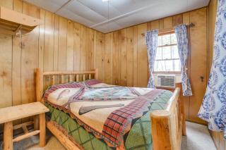 Steps to Lake Cedarville Cabin with Community Perks - Cedarville - 2