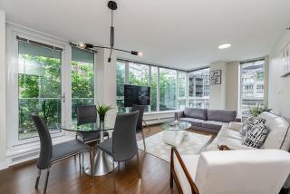 Spacious Downtown Condo with Pool Gym & Parking - 8