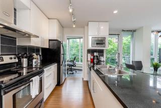 Spacious Downtown Condo with Pool Gym & Parking - Vancouver - 5