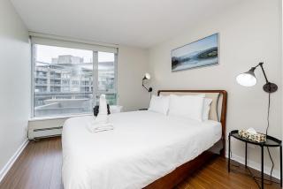 Spacious Downtown Condo with Pool Gym & Parking - Vancouver - 3