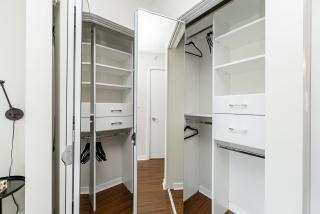 Spacious Downtown Condo with Pool Gym & Parking - Vancouver - 1