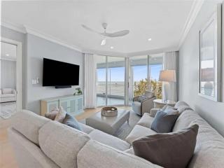 Waterfront with Bay Views and Beach Access - Longboat Key - 4