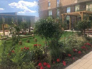 Luxury Double Room featuring comfortable sofa bed to sleep on, private balcony, and exclusive access to rooftop and garden in welcoming shared flat with host - Londra - 2