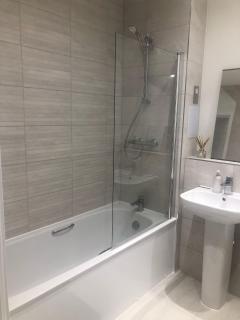 Luxury Double Room featuring comfortable sofa bed to sleep on, private balcony, and exclusive access to rooftop and garden in welcoming shared flat with host - Londra - 4