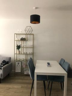 Luxury Double Room featuring comfortable sofa bed to sleep on, private balcony, and exclusive access to rooftop and garden in welcoming shared flat with host - Londra - 8