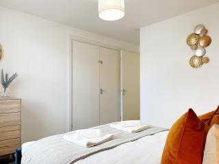 Exclusive Last-Minute Offer l Stylish 2-Bed Apartment for 6 Guests l Great Rates l Hofin Stays Short Lets & Serviced Accommodation - 2
