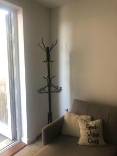 Luxury Double Room featuring comfortable sofa bed to sleep on, private balcony, and exclusive access to rooftop and garden in welcoming shared flat with host - Londra - 5